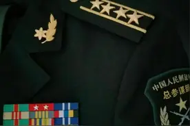 不只是装饰，还能看出很多信息？解放军军服左胸为何会佩戴条码？图片