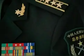 不只是装饰，还能看出很多信息？解放军军服左胸为何会佩戴条码？图片