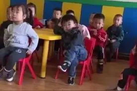 最有范儿宝宝走红，全程“跷二郎腿”听课，气质拿捏的非常到位图片