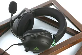 尽享游戏欢愉时刻，雷蛇旋风黑鲨V2游戏耳机图片