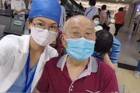 武汉83岁新冠老人康复出院 家属送锦旗致谢医护图片
