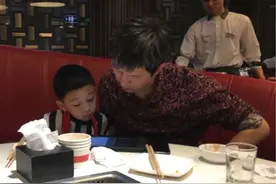 带孩子去吃海底捞，父母花39元吃成自助餐，网友：不丢人吗？图片