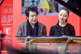 吉娜怀孕仍坚持营业，穿黑裙和郎朗出席活动，身材凹凸腰身好纤细图片