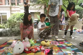 小区开设儿童地摊集市，30名小朋友体验摆地摊图片