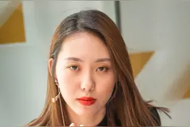 【国外街拍】第41期，墨尔本唐人街，路边休息的美女！图片
