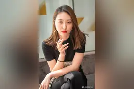 【国外街拍】第41期，墨尔本唐人街，路边休息的美女！图片