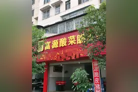 云南大叔抹蜜炸猪脚，120元1公斤客人抢着吃，一年炸了一套房图片