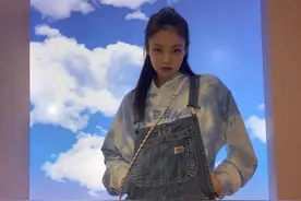 Jennie蓝白色渲染卫衣搭背带短裤，清新可爱，俏皮甜美的时髦煎妮图片