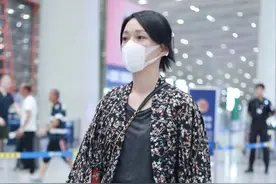 “周迅”越任性气场越大，连穿大妈款印花外套，都穿出了国际范图片