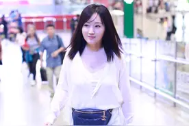 48岁杨钰莹穿衣好前卫！薄纱裙开叉露出短裤，圆滚滚大腿太真实图片