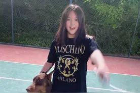 王诗龄与爸爸打羽毛球，粗壮大腿太抢镜，王岳伦老成这样图片