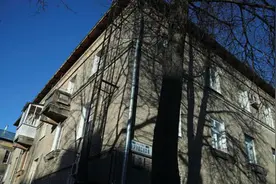 俄罗斯母亲去世5天，儿子紧紧抱着遗体不吃不喝，终随母亲而去图片
