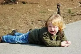 孩子摔倒家长不要马上扶？错了！来看看应采儿怎么说图片