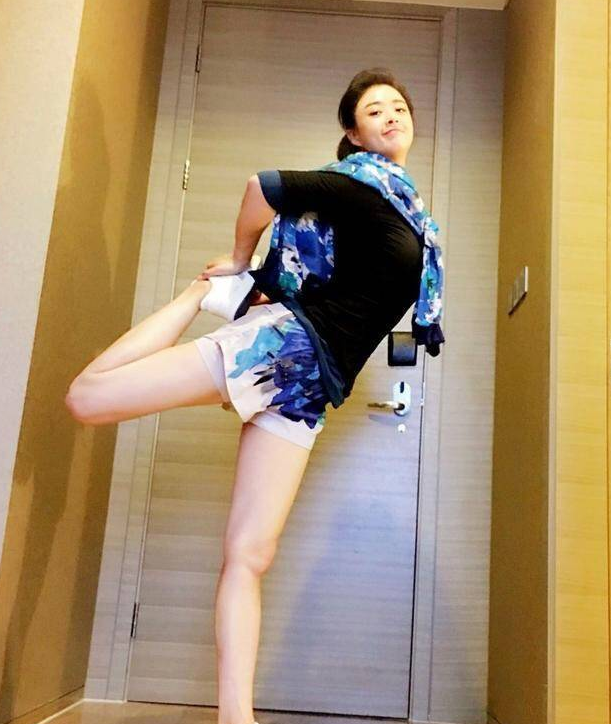 37岁蒋欣瘦成佟丽娅,体重不到100斤,坦言:减肥方法真的很简单