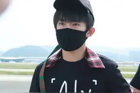 夏天穿AJ太捂脚了！易烊千玺解锁万斯炸街穿法，潮成00后最爱图片