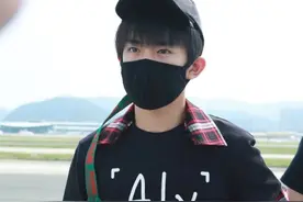 夏天穿AJ太捂脚了！易烊千玺解锁万斯炸街穿法，潮成00后最爱图片