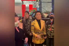 67岁钟镇涛现身央视，与44岁陈龙似同龄，温兆伦在前像小弟图片