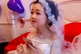 身高不到1米的“袖珍美女”，不顾医生劝阻执意生娃，全家被拖累图片