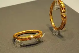左金右银不吉利？金银手镯到底怎么戴合适?图片