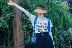 孙俪把西裤带火了，配印花白T恤清爽减龄，身高165穿出大长腿图片