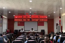 听党话、感党恩、跟党走，市政府服务热线党支部党课宣讲走进抱坡村图片