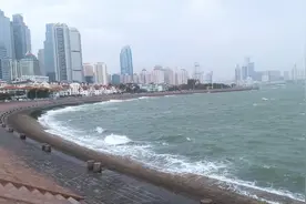 青岛雨天海边闲逛，风高浪急，但雨中的海景更美图片