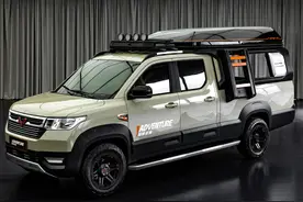 很适合自驾游的五菱小皮卡，外观很帅气，侧面带梯子，车顶带帐篷图片