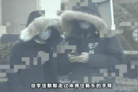 靳东和老婆罕见同框秀恩爱！穿情侣外套手挽手，女方曾是国际影后图片