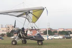 清远石角基围边今天来了两台小型飞机图片