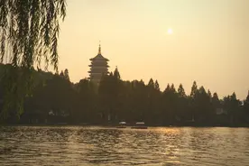 月是天上月，人是心上人图片