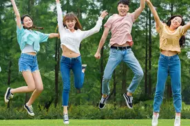 四胞胎“抱团求学”：上同一所大学住同一间寝室图片