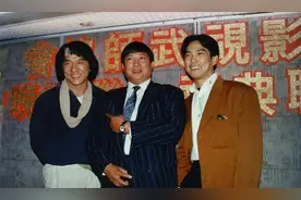 59岁元彪全家近照，与初恋相守34年，与洪金宝成龙过命交情图片