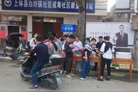 上林县白圩镇组织应聘社工人员开展禁毒宣传活动图片