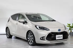 丰田打造的新款省油小车，外观很年轻运动，五门五座，油耗2.8L图片