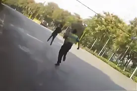 民警追哭“瘾君子”后凡尔赛式发言：故意跑慢点，慢慢耗他体力图片