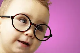 为什么成年人换眼镜可以一年，小孩的半年就需要换？图片