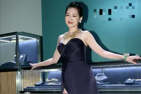小s徐熙娣太火辣了，穿抹胸开衩裙秀美腿，看不出她只有1米58图片