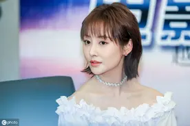 “反派专业户”李纯，在机场的时尚穿搭图片