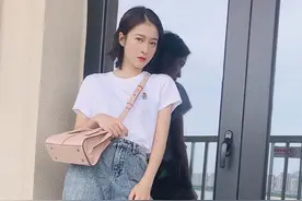 张雪迎私服太有看点，白T配牛仔穿出高级感，这时尚表现力没谁了图片