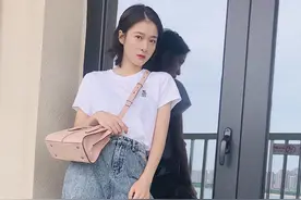张雪迎私服太有看点，白T配牛仔穿出高级感，这时尚表现力没谁了图片