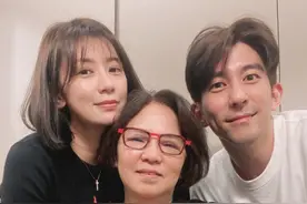 贾静雯晒回娘家探亲照，祖孙三代合影超温馨，15岁梧桐妹颜值高图片