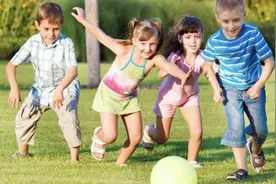 孩子一出门就"收不住"，家长巧用两个方法，孩子乖乖跟妈走图片