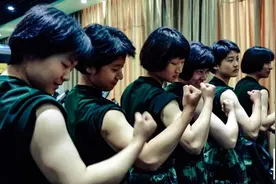 满满的力量！特战女兵实力秀肌肉图片