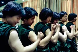 满满的力量！特战女兵实力秀肌肉图片