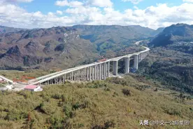 贵州都安高速长山河特大桥合龙图片