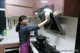 50岁阿姨自诉：当居家保姆工资7000元，挣钱很多，我每天却很纠结图片