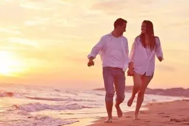 老公爱查手机，妻子不做提线木偶提出离婚，控制欲强真的是爱吗？图片