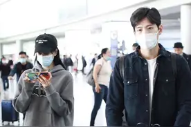 恋爱实锤？海陆张峻宁2次同走机场，男方推行李，女方穿得高又壮图片