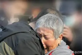 1岁男孩被拐40年后寻回，母亲已满头白发，相认时母子抱头痛哭图片