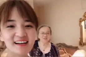 84岁容嬷嬷近照精神好，孙女和奶奶像复制粘贴，身上名牌抢镜图片